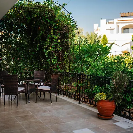 Sunny And Family Friendly Apartment At The Pool 아파트 Agios Georgios (Girne)