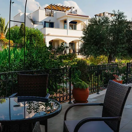 Sunny And Family Friendly Apartment At The Pool 아파트 Agios Georgios (Girne)