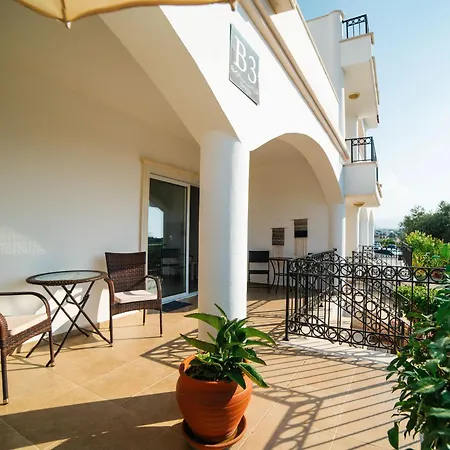 Sunny And Family Friendly Apartment At The Pool 아파트 Agios Georgios (Girne)