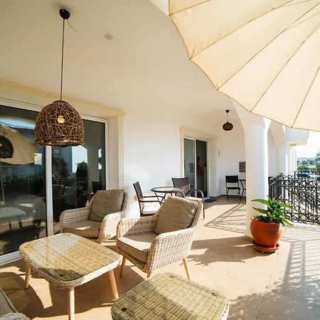 Sunny And Family Friendly Apartment At The Pool