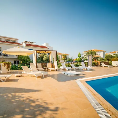 Sunny And Family Friendly Apartment At The Pool *