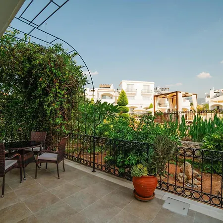Sunny And Family Friendly Apartment At The Pool