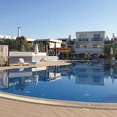 아파트 Sunny And Family Friendly Apartment At The Pool