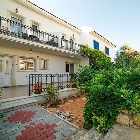 Sunny And Family Friendly Apartment At The Pool *