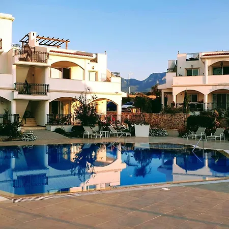 Sunny And Family Friendly Apartment At The Pool