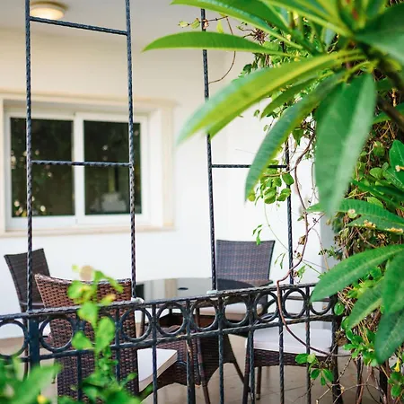 Sunny And Family Friendly Apartment At The Pool 아파트 *
