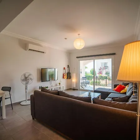 Sunny And Family Friendly Apartment At The Pool 아파트 *